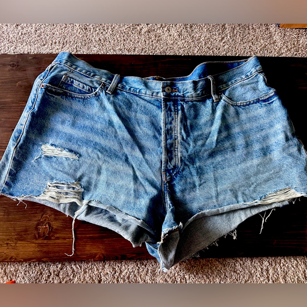 Women’s distressed Old Navy Jean shorts